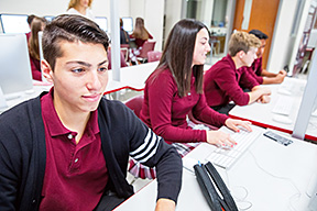 Des élèves du secondaire travaillent à l'ordinateur.