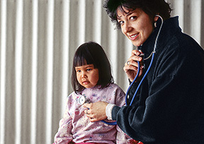 Un médecin soigne un enfant autochtone.