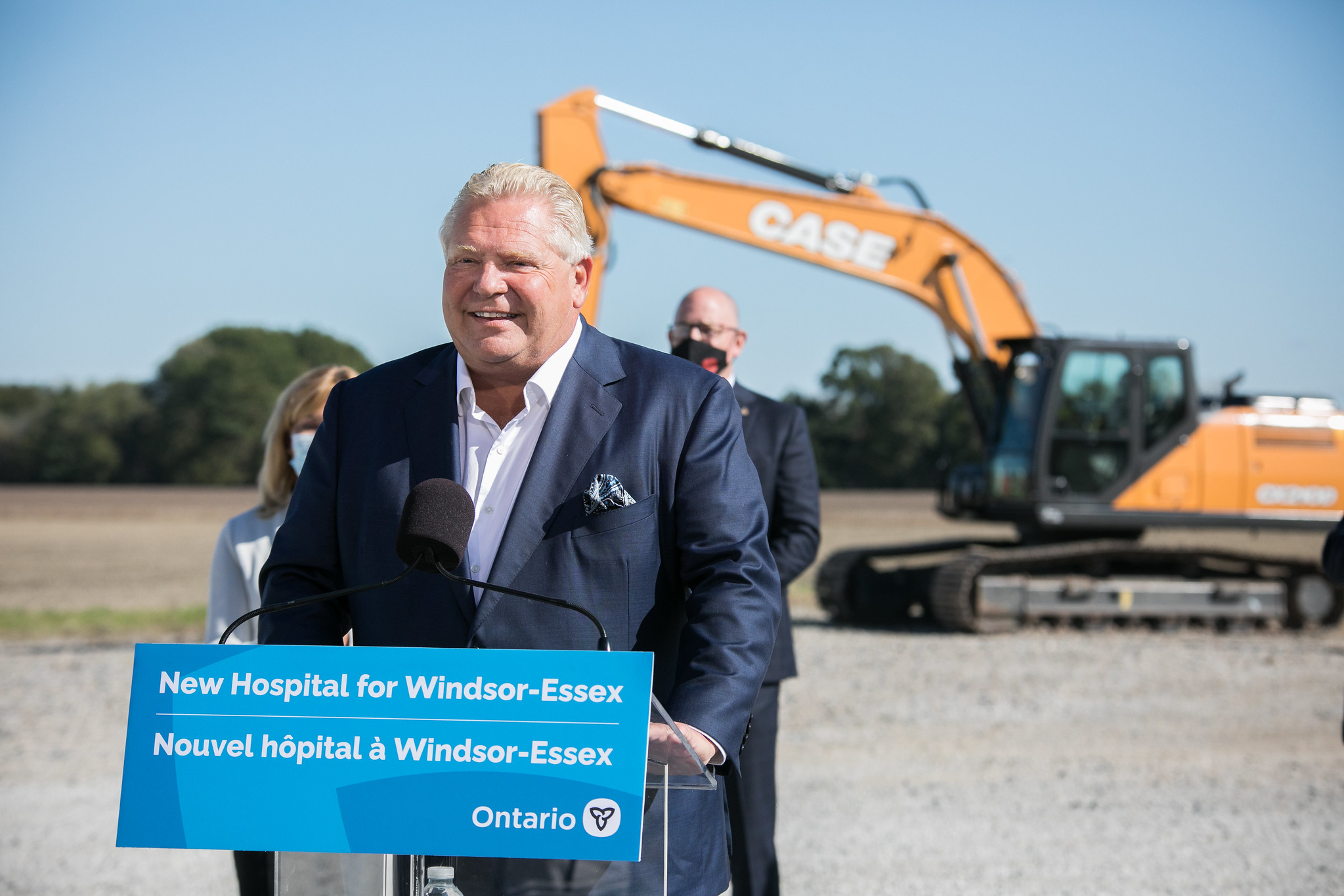 Le premier ministre faisant une déclaration à l'emplacement du futur hôpital à Windsor Essex.