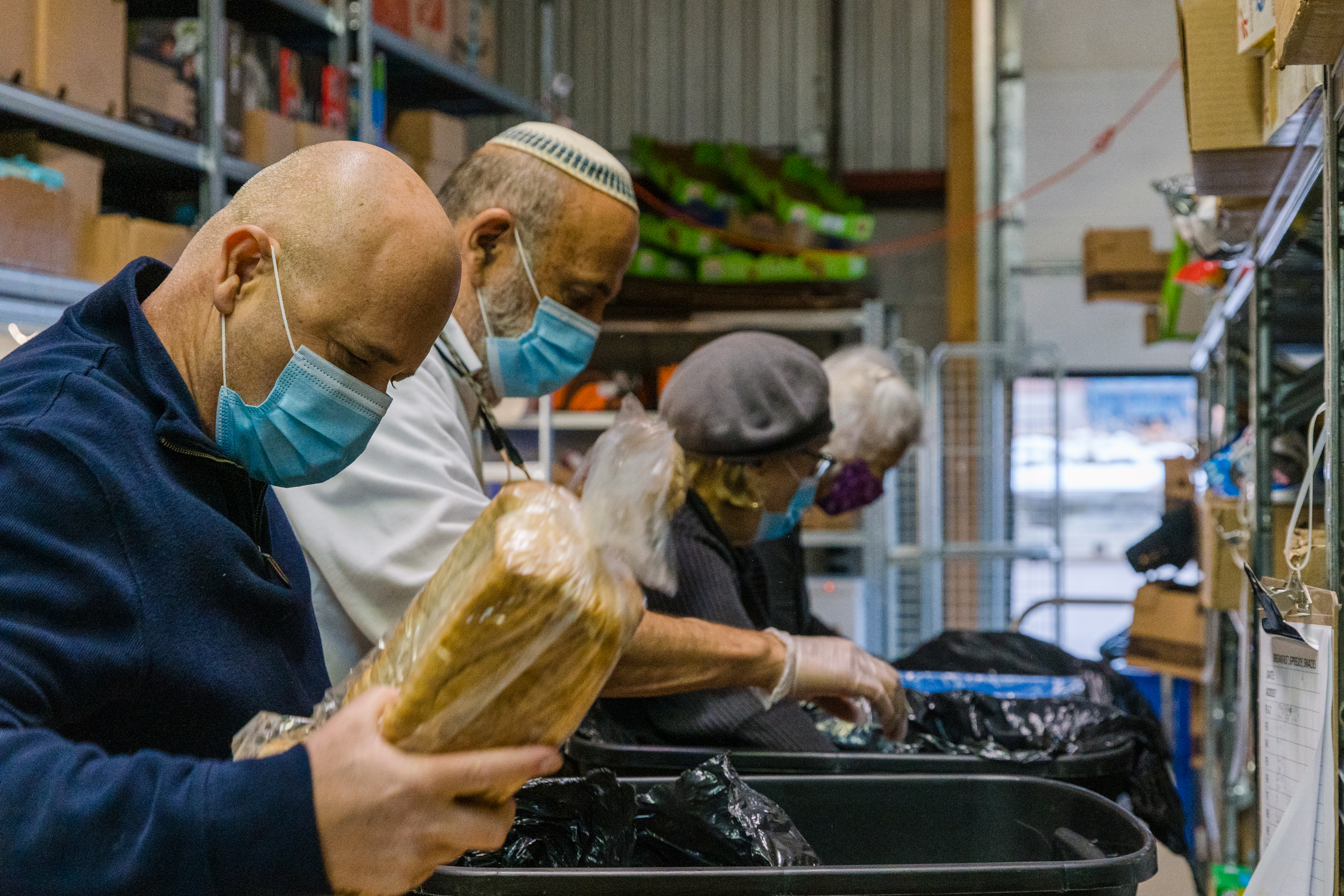 Personnes travaillant dans une banque alimentaire juive à Toronto et préparant de la nourriture pour les familles dans le besoin pendant la pandémie de COVID‑19.
