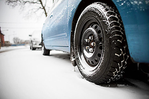 Aperçu d'un pneu d'hiver sur une voiture