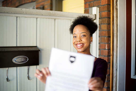 Une étudiante montrant sa lettre d'admission à un établissement d'enseignement