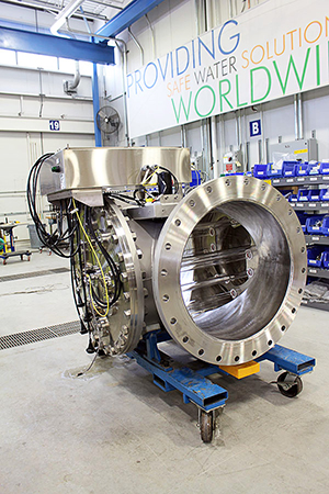 Pièce de machinerie industrielle dans un entrepôt