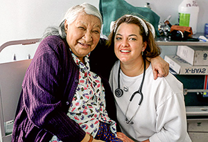 Une femme âgée autochtone assise au côté d'une professionnelle de la santé
