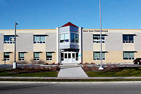 Vue frontale de l'école publique West Gate