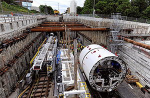 Vue du chantier de construction d'un tunnel pour train léger sur rail à Toronto