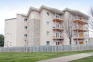 Vue frontale de nouveaux logements locatifs abordables à Kingston