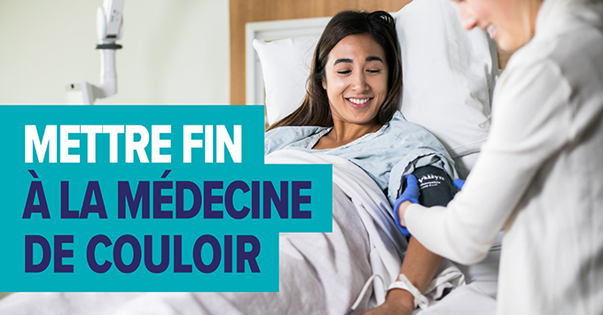 Photo d’une médecin et de sa patiente avec le texte suivant : Mettre fin à la médecine de couloir