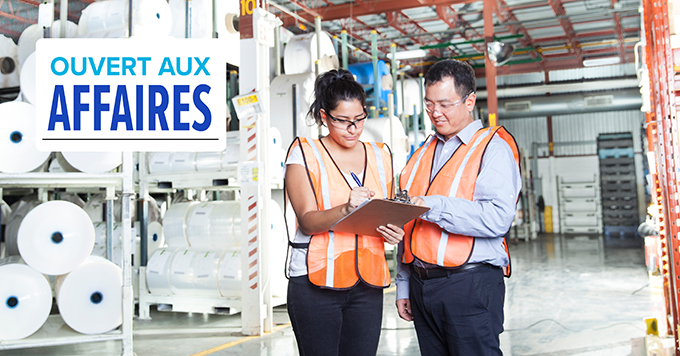 Photo de travailleurs avec le texte suivant : Ouvert aux affaires