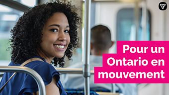 Photo d’une femme à bord d’un train, avec le texte « Pour un Ontario en mouvement » 