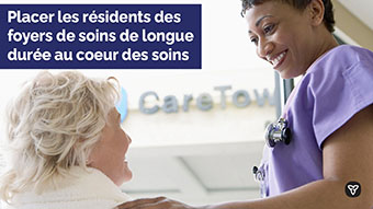 Photo d’une infirmière et d’une résidente d’un foyer de soins de longue durée, avec le texte « Placer les résidents des foyers de longue durée au coeur des soins »