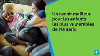 Photo d’une femme et d’enfants qui vivent un moment de détente, avec le texte « Un avenir meilleur pour les enfants les plus vulnérables de l’Ontario »
