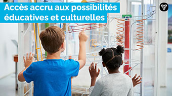 Photo d’enfants dans un musée, avec le texte « Accès accru aux possibilités éducatives et culturelles »