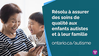 Photo d’une femme qui prend plaisir à lire en compagnie d’un enfant, avec le texte « Résolu à assurer des soins de qualité aux enfants autistes et à leur famille »