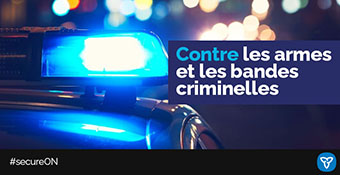 Photo d’une voiture de police, avec le texte « Contre les armes et les bandes criminelles »