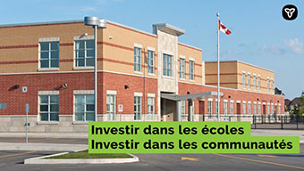 Photo d’un établissement scolaire, avec le texte « Investir dans les écoles. Investir dans les communautés. » 