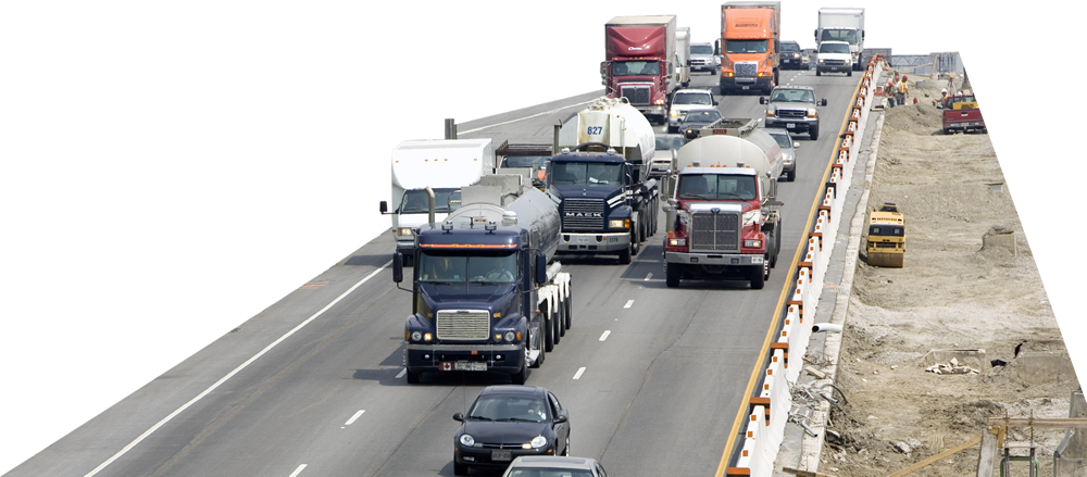 Photo de camions et d'automobiles en déplacement sur une autoroute.