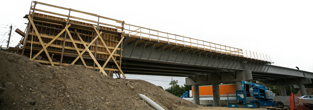 Photo d'un pont en construction à Cambridge, en Ontario.