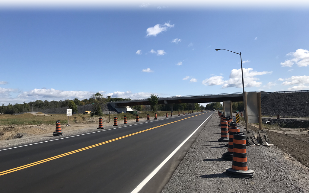 Photo d’un nouveau pont et d’un nouvel échangeur sur la route 17 à la hauteur du chemin Calabogie.