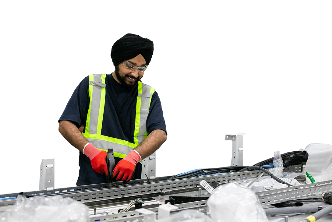 Photo d’un travailleur à une usine de fabrication de trains à Brampton. 