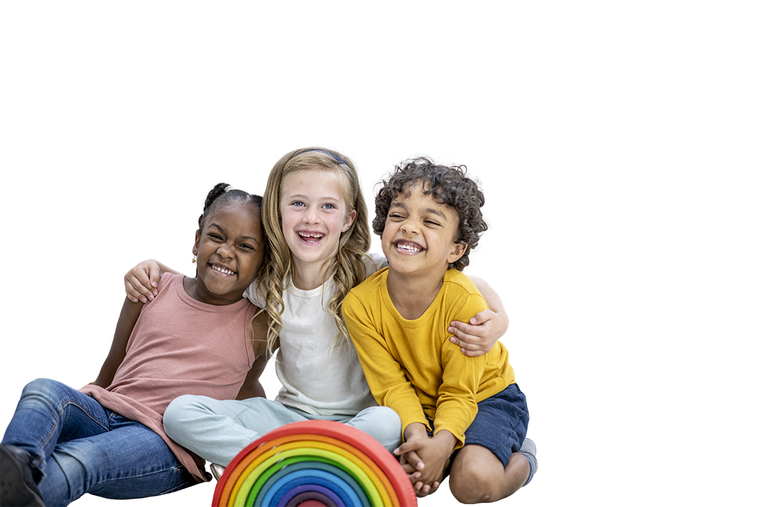 Photo de trois jeunes élèves assis ensemble.