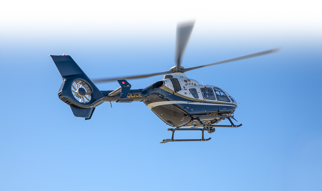 Photo d’un hélicopter neuf H135 de la Police provinciale de l’Ontario en vol.