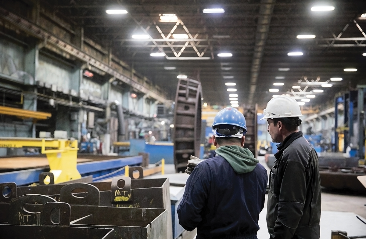 Photo de travailleurs dans une installation nucléaire dotée d'équipement industriel.