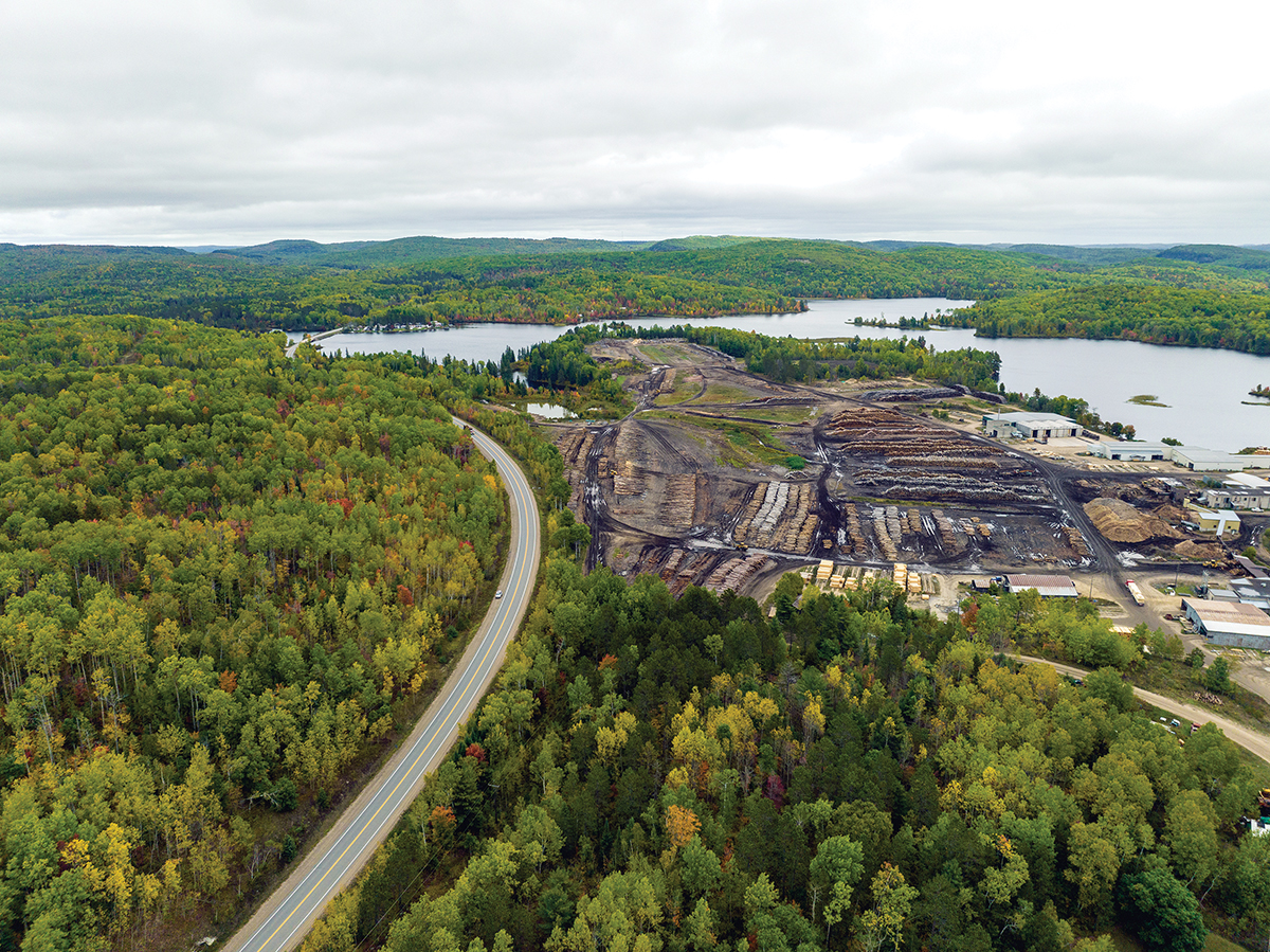 Parc à bois débités sur le bord d’un lac