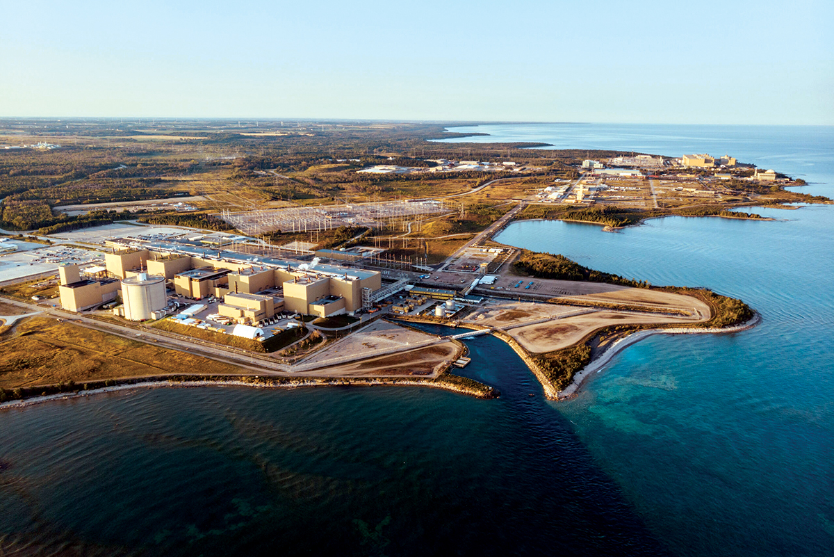 Vue aérienne de la centrale nucléaire de Bruce, sur le rivage du lac Huron.