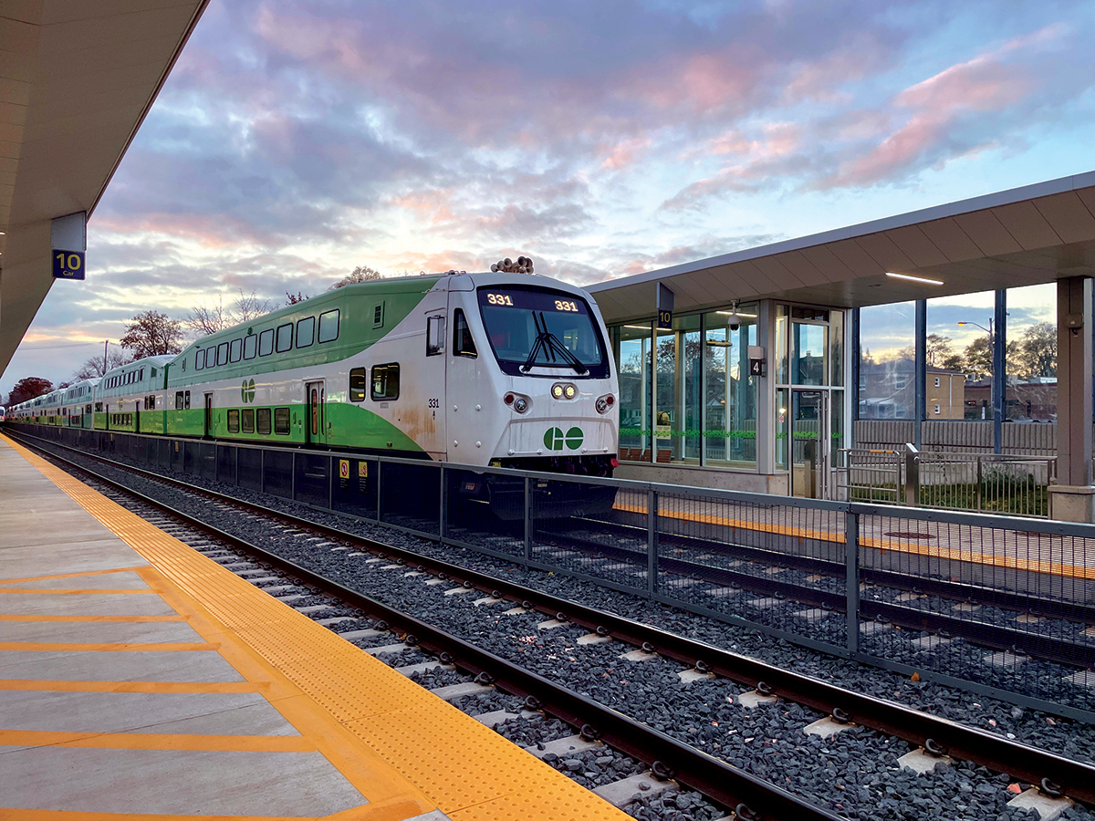 Photo d’un train GO près de la plateforme d’une station.