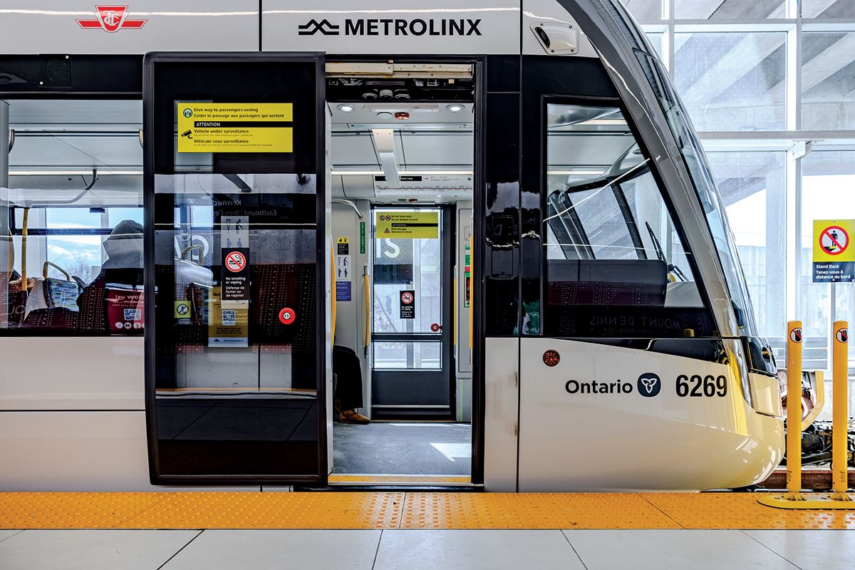 Photo du train léger sur rail Eglinton Crosstown à l’arrêt à la plateforme d’une station.