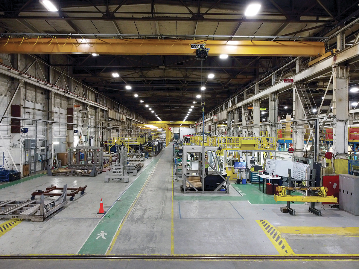 Photo d’une usine de Thunder Bay montrant une aire de production et de l’équipement d’assemblage.