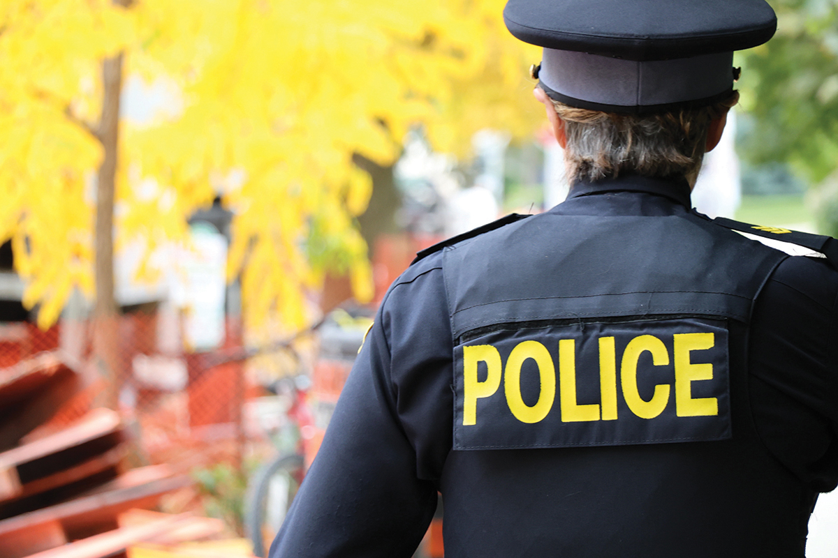 Photo d’un agent de la Police provinciale de l’Ontario marchant dans la rue.