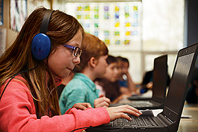 Des enfants travaillent sur des ordinateurs portatifs.